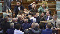 Perkelahian terjadi di parlemen Kosovo saat Perdana Menteri Albin Kurti sedang menyampaikan pidato, Kamis (13/7/2023) waktu setempat.  