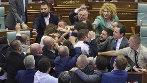Adu Jotos Warnai Pembacaan Pidato PM Kosovo di Rapat Parlemen