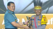 Momen Panglima TNI Serahkan Trofi ke Penerima Hoegeng Awards AKP Makruf
