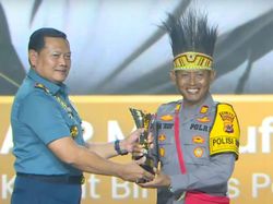 Momen Panglima TNI Serahkan Trofi ke Penerima Hoegeng Awards AKP Makruf