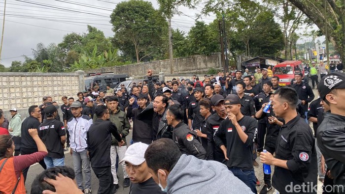 Aksi demonstrasi massa kritisi PPDB jalur zonasi di Sukabumi