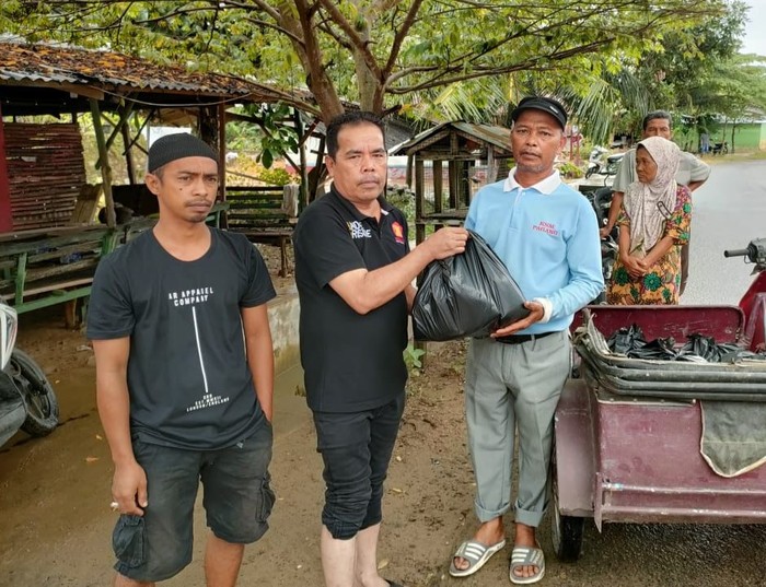 Andre Rosiade memberikan bantuan ke warga terdampak banjir dan longsor di Padang