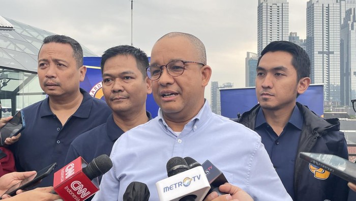 Anies Baswedan saat wawancara bersama wartawan di Jalan Senopati, Jakarta Selatan, Jumat (14/7/2023).