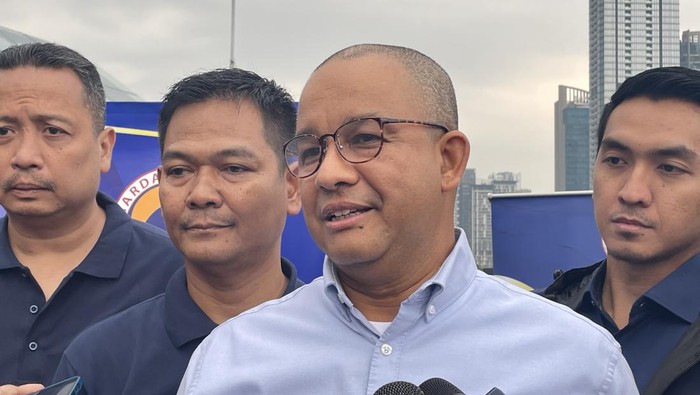 Anies Baswedan saat wawancara bersama wartawan di Jalan Senopati, Jakarta Selatan, Jumat (14/7/2023).