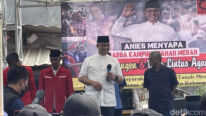 Anies Baswedan di Kampung Tanah Merah. (Silvia Ng/detikcom)
