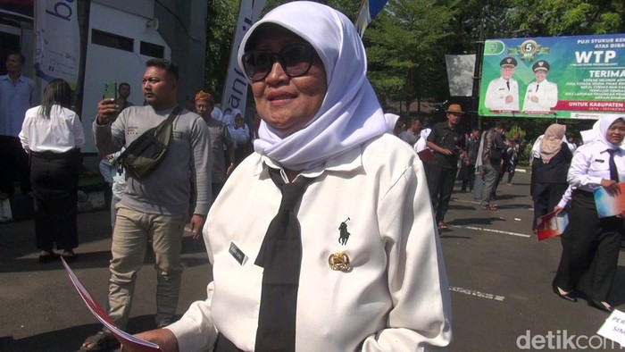 Atikah (57), salah satu guru honorer di Subang yang baru diangkat menjadi PPPK.