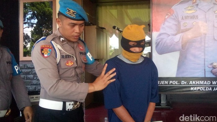 Ayah tiri yang mencabuli dua anak tirinya (kanan).