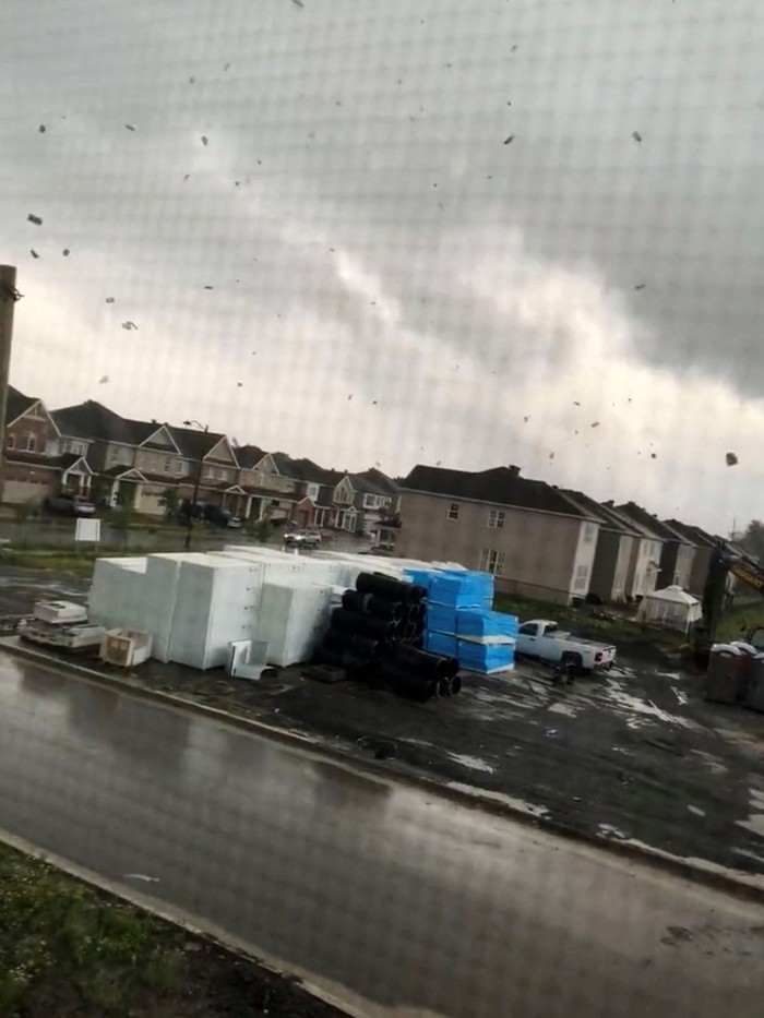 Angin tornado menerjang permukiman di Nepean, Ottawa, Kanada, Kamis (13/7/2023). Sejumlah rumah rusak akibat digulung tornado.
