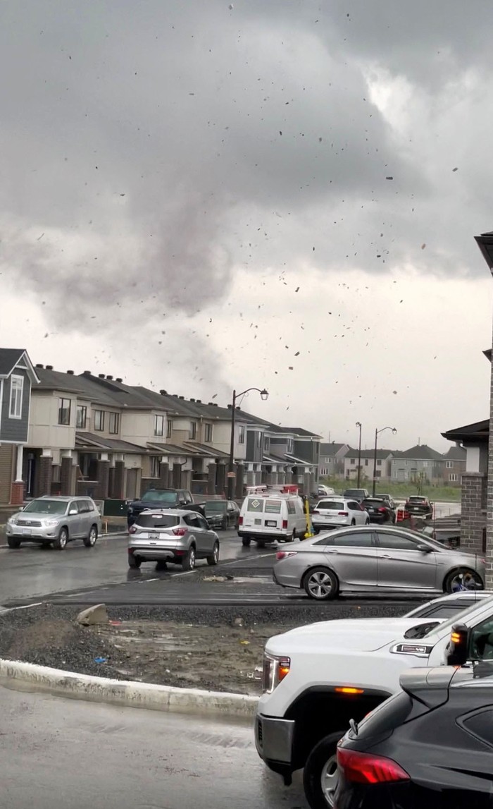 Angin tornado menerjang permukiman di Nepean, Ottawa, Kanada, Kamis (13/7/2023). Sejumlah rumah rusak akibat digulung tornado.