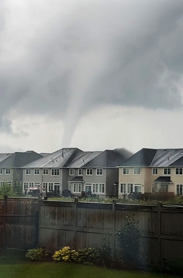 Angin tornado menerjang permukiman di Nepean, Ottawa, Kanada, Kamis (13/7/2023). Sejumlah rumah rusak akibat digulung tornado.