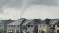 Angin tornado yang bergulung-gulung terlihat di permukiman di kawasan Nepean, Ottawa, Kanada, Kamis (13/7/2023).