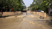 Air yang meluap dari Sungai Yamuna telah menggenangi beberapa daerah dataran rendah dan jalanan. 