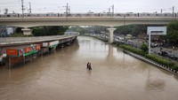 Jalanan di Delhi terendam banjir akibat luapan air Sungai Yamuna.