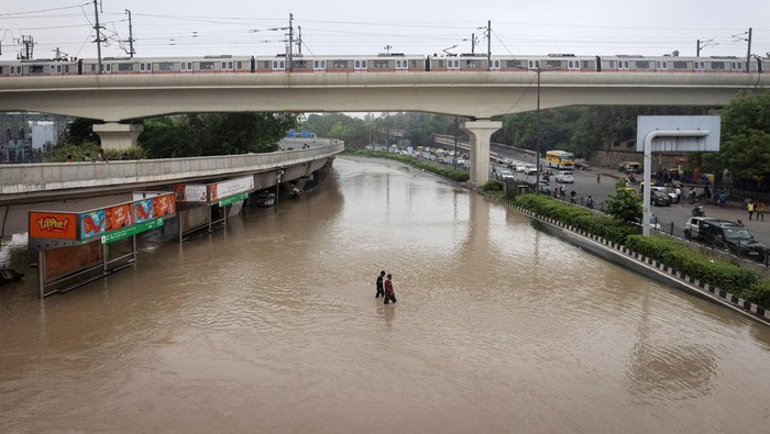Bak Sungai, Begini Penampakan Banjir Rendam Jalanan di India Hujan dengan intensitas tinggi mengakibatkan banjir di New Delhi, India. Banjir ini membuat jalanan terlihat seperti sungai.