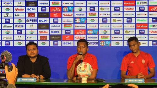 Asisten pelatih Bali United Stefan Keltjes dan pemain Bali United Ricky Fajrin saat memberikan keterangan pada Jumat (14/7) sore.