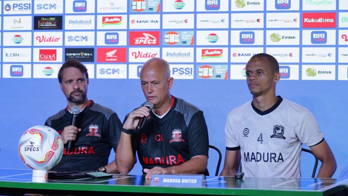 Pelatih Madura United Mauricio Souza, penerjemah, dan pemain Madura United Cleberson Martin de Souza, Jumat (14/7/2023).