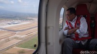 Menteri Perhubungan RI Budi Karya Sumadi mengecek pembangunan Bandara Internasional Dhoho Kediri via udara. Budi menaiki helikopter tipe H-145 T2 berkapasitas 6 penumpang. (Foto: Praditya Fauzi Rahman/detikJatim)