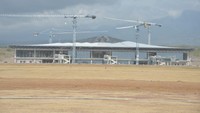 Bandara Kediri adalah proyek bandara pertama dengan pembiayaan swasta murni Kerjasama Pemerintah dan Badan Usaha/KPBU dengan pihak swasta sebagai pemrakarsa). Bandara yang ditargetkan mulai beroperasi pada Tahun 2024 ini dibiayai seluruhnya menggunakan dana swasta yaitu PT Gudang Garam Tbk. melalui anak perusahaannya PT Surya Dhoho Investama. Foto: Dok BKIP Kemenhub