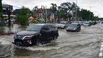 Penampakan Banjir Imbas Hujan Deras di Padang