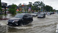 Sejumlah mobil menerobos banjir yang merendam Jalan Protokol Khatib Sulaiman Padang.