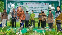 Direktur Ritel & Syariah Bank DKI Henky Oktavianus bersama Direktur Manajemen Strategis, EPK, Kemitraan Pemerintah Daerah Kantor OJK Regional 1 DKI Jakarta dan Banten Sabarudin, Kepala Dinas Lingkungan Asep Kuswanto, serta Ketua Umum Pengurus Yayasan PKP DKI Jakarta Amidhan membuka secara simbolis Eduwisata Hijau Syariah di lingkungan PKP DKI Jakarta pada Senin (10/7/2023). 