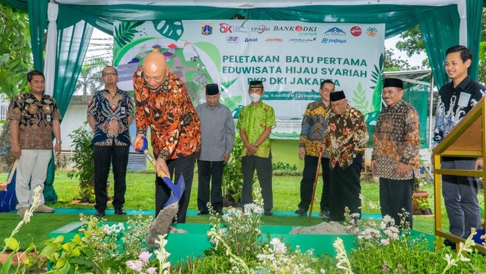 Bank DKI Dukung Pengembangan Eduwisata Hijau Syariah Direktur Ritel & Syariah Bank DKI, Henky Oktavianus bersama Direktur Manajemen Strategis, EPK, Kemitraan Pemerintah Daerah Kantor OJK Regional 1 DKI Jakarta dan Banten Sabarudin, Kepala Dinas Lingkungan Asep Kuswanto, serta Ketua Umum Pengurus Yayasan PKP DKI Jakarta Amidhan membuka secara simbolis Eduwisata Hijau Syariah di lingkungan PKP DKI Jakarta pada Senin (10/7/2023). Bank DKI melalui Unit Usaha Syariah Bank DKI mendukung pengembangan Eduwisata Hijau Syariah di Bumi PKP DKI Jakarta. Upaya ini dilakukan dengan menggandeng berbagai pihak, di antaranya Otoritas Jasa Keuangan (OJK) Pemprov DKI Jakarta, BUMD DKI Jakarta, dan Yayasan Pondok Karya Pembangunan DKI Jakarta.