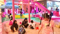 Barbie Dream House bernuansa pink ini memiliki berbagai fasilitas seru yang bisa Detikers coba.