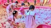 Anak-anak bermain di Barbie Dream House di Neo Soho Mal, Jakarta, Kamis (13/07/2023).