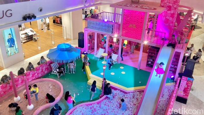 Barbie Dream House Hadir di Mal Jakarta, Yuk Intip Keseruannya Film Barbie The Movie akan tayang pada tanggal 19 Juli mendatang. Neo Soho hadirkan βBarbie Dream Houseβ untuk para penggemarnya.