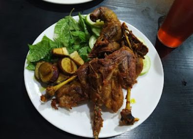 5 Bebek Goreng di Bogor yang Pedas Mantap Bumbu Hitamnya