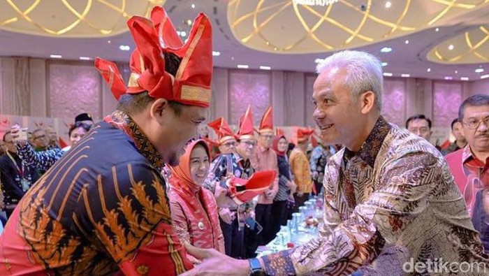 Bobby Nasution dan Ganjar Pranowo pada acara Rakernas Apeksi di Makassar.