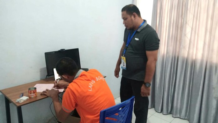 Oknum polisi bernama Andi Andri alias Briptu AA (38) yang mencabuli dua orang wanita di puskesmas Kabupaten Bone, Sulawesi Selatan (Sulsel) dituntut 1,2 tahun atau 14 bulan penjara.
