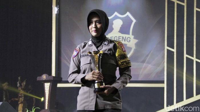 Bhabinkamtibmas Desa Haringen, Polres Barito Timur, Kalimantan Tengah (Kalteng), Brigadir Fitriani Maisyarah, terpilih menjadi penerima Hoegeng Awards 2023 kategori Polisi Berdedikasi. Peran polwan yang satu ini dinilai begitu vital untuk menekan angka kebakaran hutan di desa tempatnya bertugas.
