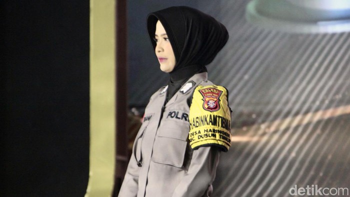 Bhabinkamtibmas Desa Haringen, Polres Barito Timur, Kalimantan Tengah (Kalteng), Brigadir Fitriani Maisyarah, terpilih menjadi penerima Hoegeng Awards 2023 kategori Polisi Berdedikasi. Peran polwan yang satu ini dinilai begitu vital untuk menekan angka kebakaran hutan di desa tempatnya bertugas.