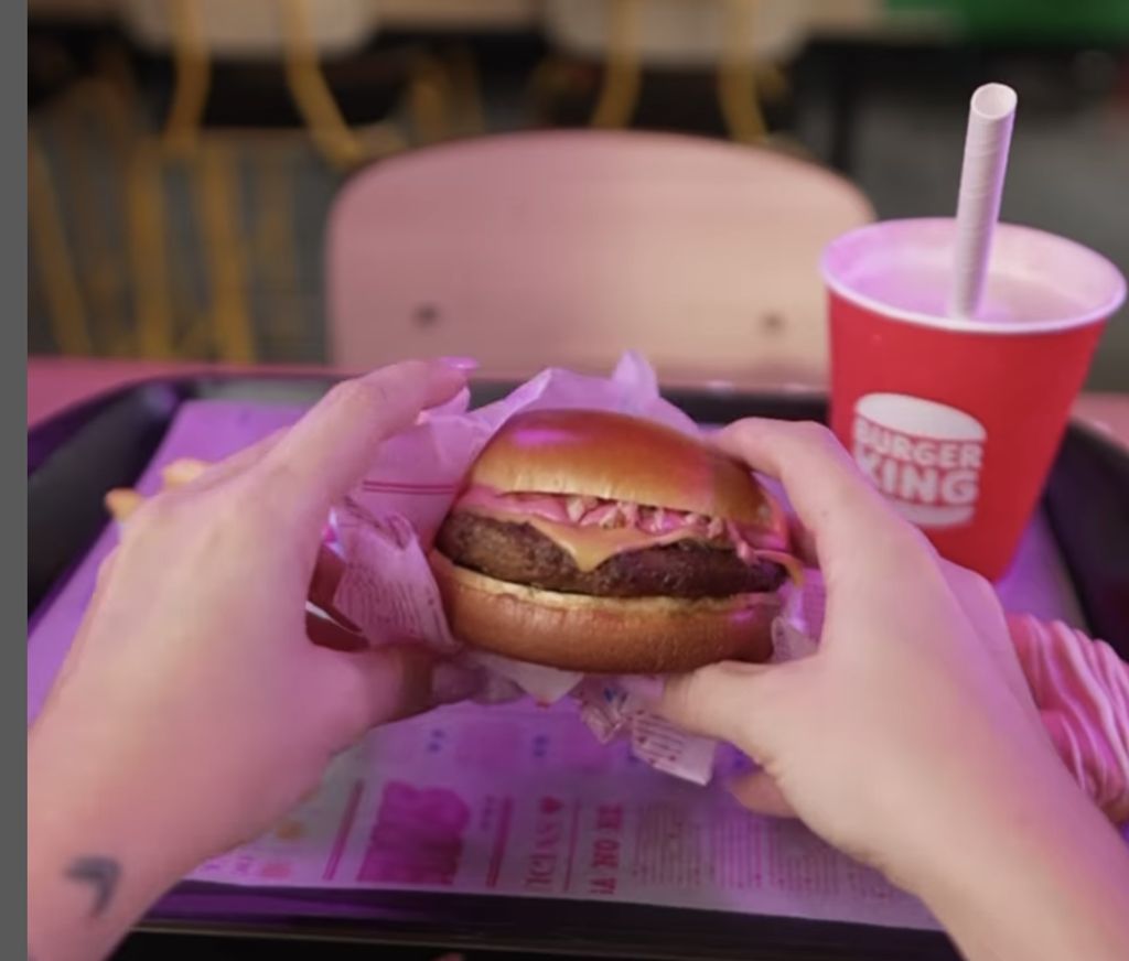 Burger King berkerja sama dengan Barbie Combo membuat produk burger keju dengan potongan daging asap di atasnya dan diberi saus merah muda 