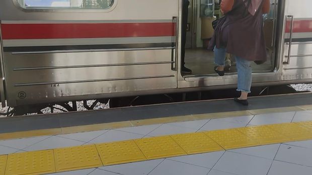 Penampakan Celah Peron Yang Bikin Penumpang Terperosok Di Stasiun Sudirman