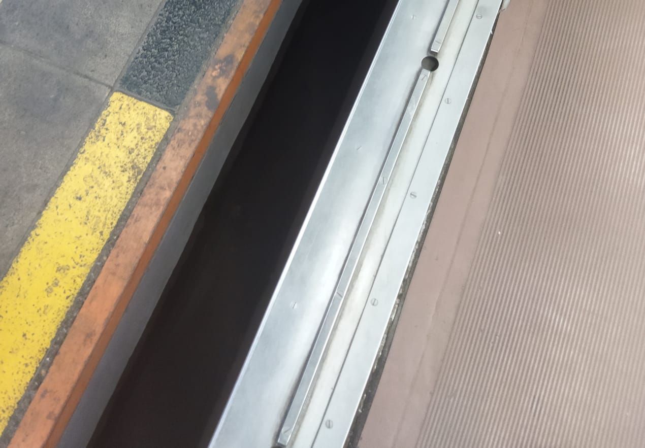 Celah antara peron dan KRL di Stasiun Sudirman (Kurniawan Fadilah-detikcom)