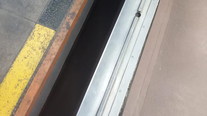 Celah antara peron dan KRL di Stasiun Sudirman (Kurniawan Fadilah-detikcom)