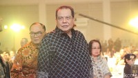 Malam puncak Hoegeng Awards 2023 digelar di The Tribrata Darmawangsa, Jakarta Selatan, pada Jumat (14/7/2023. Chairul Tanjung tiba di lokasi pukul 18.30 WIB. Chairul Tanjung langsung masuk ke dalam gedung acara.