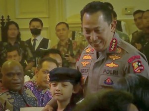 Cicit Jenderal Hoegeng Beri Hadiah ke Kapolri di Hoegeng Awards 2023