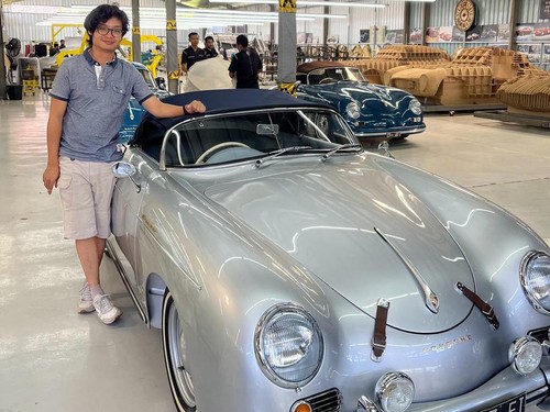 Co-Founder Tuksedo Studio, Laksmana Gusti Handoko, bersama salah satu mobil karyanya di Tuksedo Studio, Gianyar, Bali, Senin (8/05/2023).