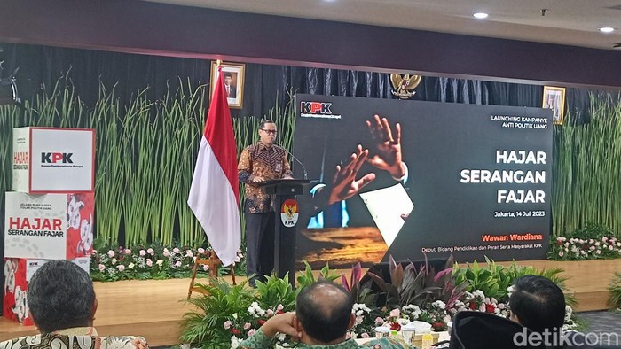 Deputi Pendidikan dan Peran Serta Masyarakat KPK, Wawan Wardiana dalam paparannya di acara peluncuran kampanye Hajar Serangan Fajar yang digelar di Gedung Pusat Edukasi Antikorupsi, Jalan HR Rasuna Said, Jakarta Selatan (Adrial A/detikcom)