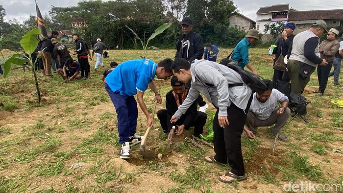 Desa Gede Pangrango, Kecamatan Kadudampit, Kabupaten Sukabumi, melakukan demo imbas proyek Jalan Jalur Lingkar Utara dengan cara unik.