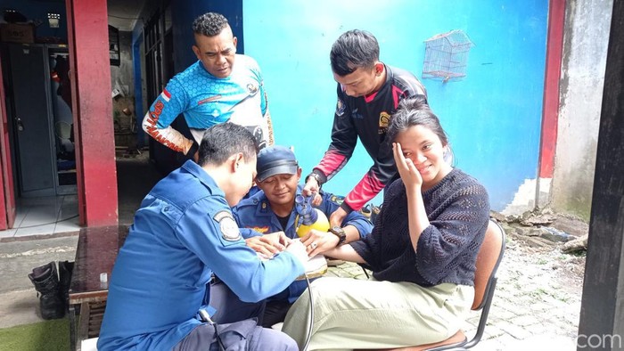 Disdamkar evakusi cincin dari jari warga Pasirjambu, Kabupaten Bandung