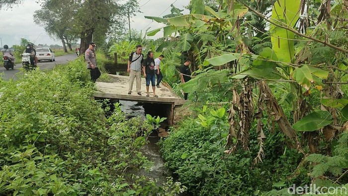 Petugas kepolisian menyisir lokasi duel maut yang melibatkan dua remaja untuk mencari barang bukti di Desa Kedondong, Kecamatan Sokaraja, Banyumas, Jumat (14/7/2023).