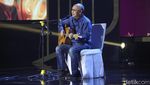 Ebiet G Ade Nyanyikan Titip Rindu buat Ayah di Hoegeng Awards 2023
