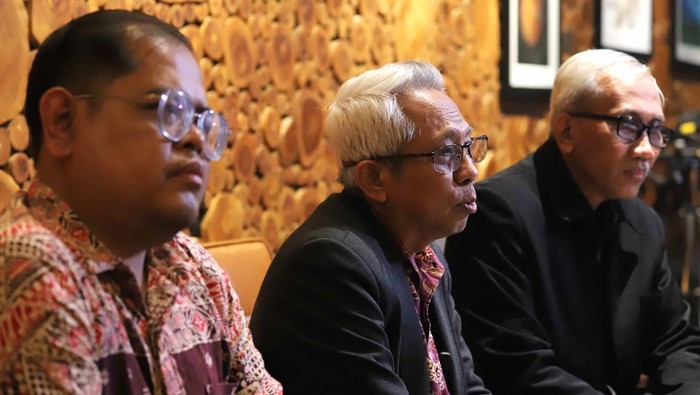 Mantan Wakil Ketua Majelis Wali Amanat (MWA) Universitas Sebelas Maret (UNS) Hasan Fauzi menilai ada hal besar yang ditutupi pihak tertentu sehingga pembekuan MWA UNS dilakukan, Kamis (13/7/2023).