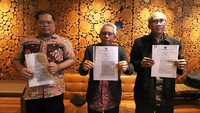 Selain itu, Hasan Fauzi juga menyesalkan langkah Mendikbud Nadiem Makariem mencabut gelar Guru Besar dirinya dan eks Sekretaris MWA Tri Atmojo. Hasan menambahkan dugaan fraud diperparah dengan tim 7 sebagai pengganti MWA yang dibekukan melakukan persetujuan Rencana Kerja dan Anggaran Tahunan (RKAT) UNS. Langkah ini sangat bertentangan perundang-undangan.