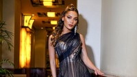 Erika Carlina tampak santai dan tak risih dengan busana transparan. (Foto: dok Instagram)