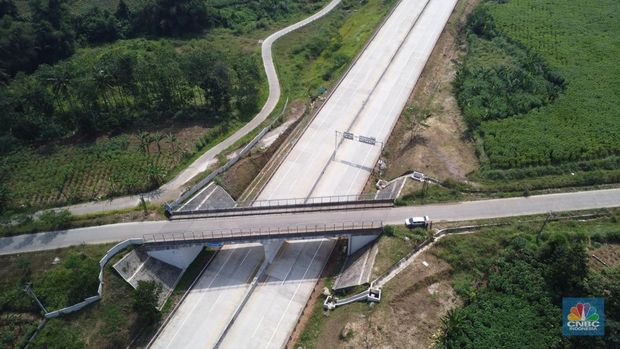 Foto udara jalan Tol Bogor-Ciawi-Sukabumi (Bocimi), Jawa Barat, Kamis, (13/7/2023). (CNBC Indonesia/Muhammad Sabki)